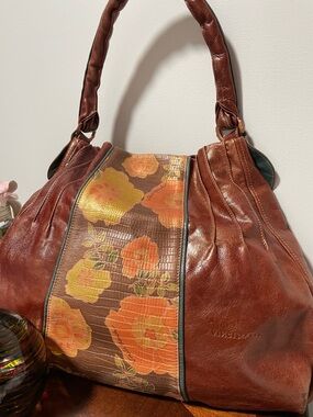 Vincis Bench Shimmery Chestnut Brown Leather Shoulder Bag